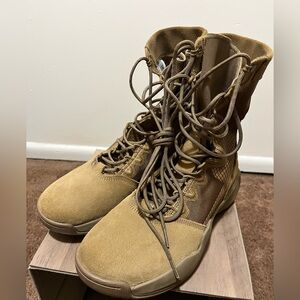 Men’s Nike SFBB1 Coyote Brown tactical boot. Brand new never been worn!